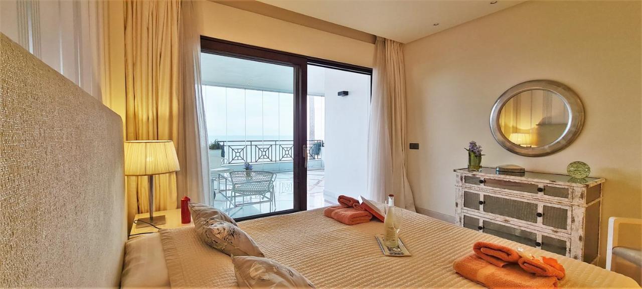 Luxury Apartment Frontal Beach In Doncella Beach Estepona Exterior photo